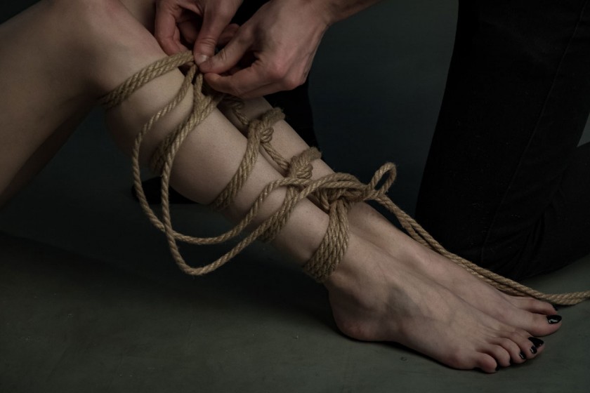 Qu'est-ce que le Shibari ? L'art du bondage BDSM avec des cordes